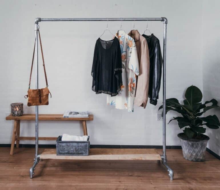 Tøjbøjler som hylder